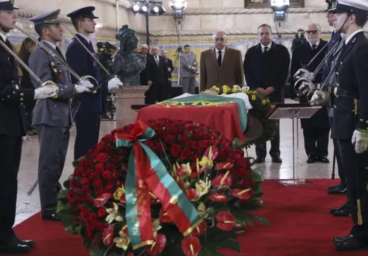 Rinden tributo al expresidente portugués Mario Soares. /Foto AP