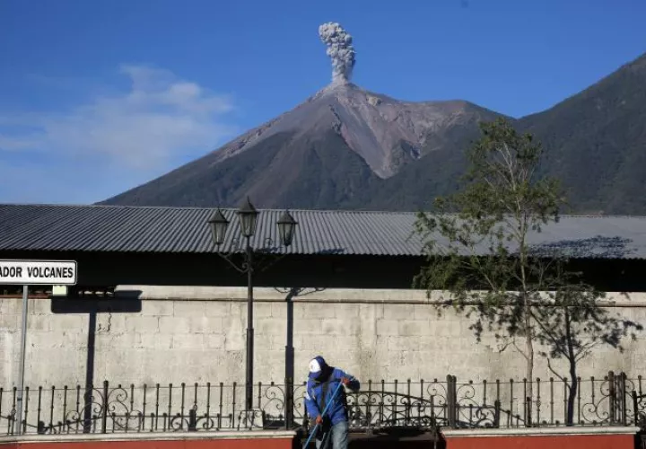 El volcán registra constantes explosiones. /Foto EFE