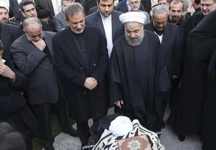 El presidente Hasán Rohaní (c-d) reza junto al cadáver del expresidente Akbar Hashemí Rafsanyaní /Foto EFE
