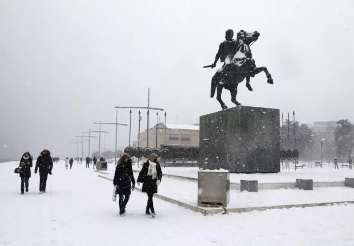 Las personas pasean cerca del monumento de Alejandro Magno. /Foto EFE
