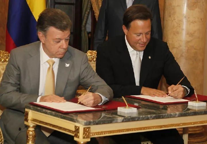 Los mandatarios de ambos países, Juan Carlos Varela y Juan Manuel Santos, acordaron la compra de los buques en reunión sostenida en Darién el año pasado. /Foto Archivo