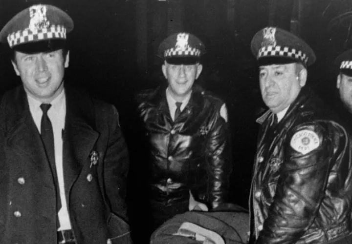 La policía de Chicago remueve el cuerpo de Fred Hampton, líder del partido Black Panther de Illinois, asesinado. /Foto AP