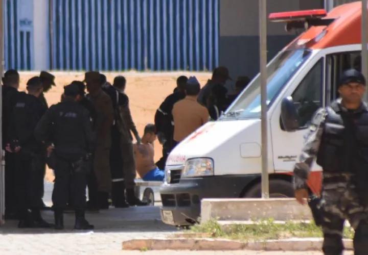 Un preso herido es atendido por las autoridades al interior de la prisión de Alcaçuz. /Foto EFE