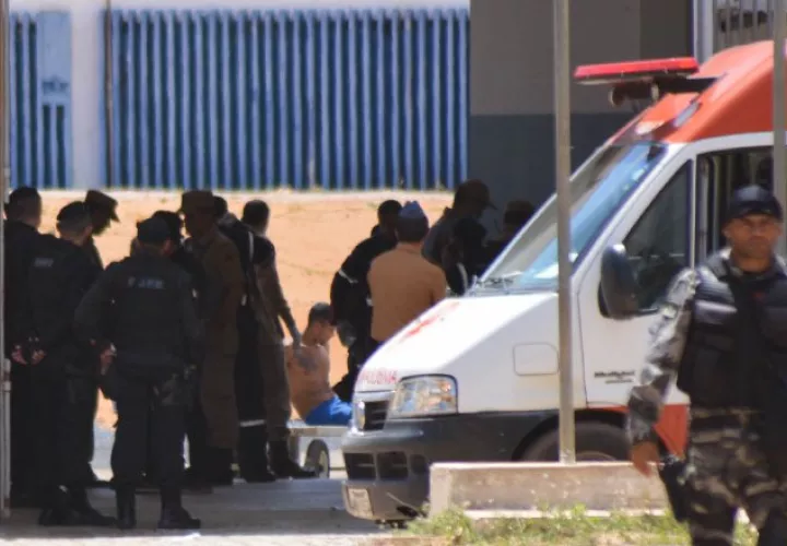 Un preso herido es atendido por las autoridades al interior de la prisión de Alcaçuz. EFE