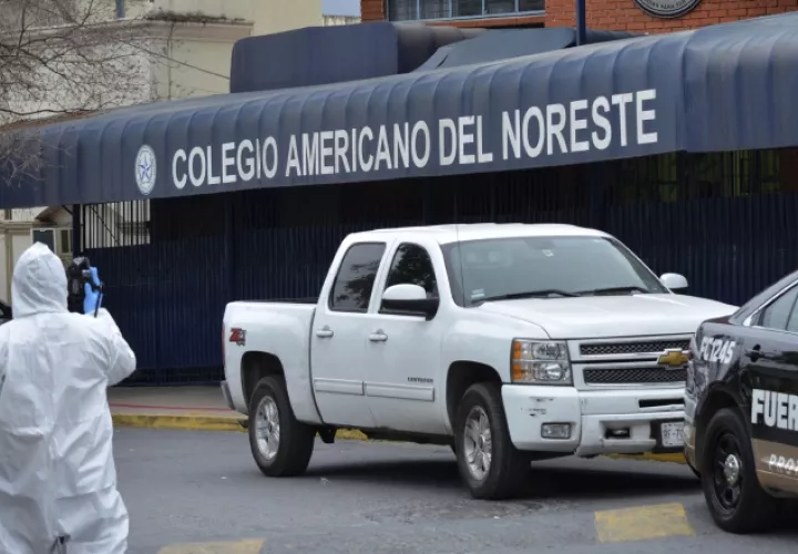 El equipo forense ingresa a las instalaciones del colegio para realizar las investigaciones. AP