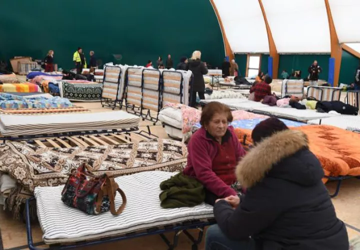 Personas desplazadas descansan en el interior de unas instalaciones en Capitignano