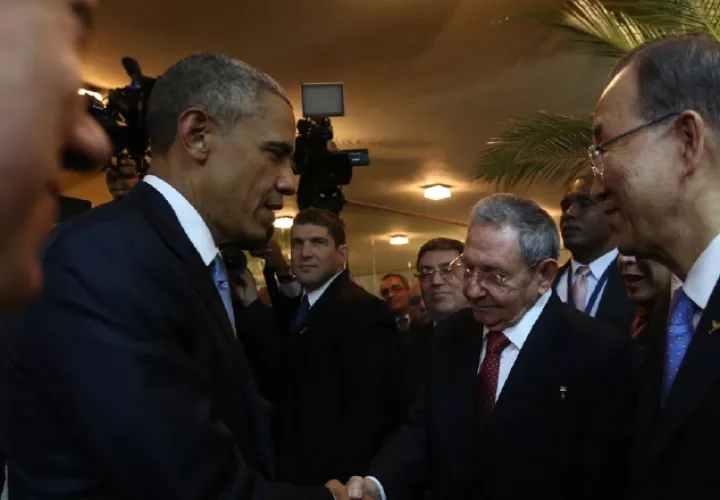 El momento histórico de la VII Cumbre de las Américas, cuando Barack Obama y Raúl Castro se encuentran y conversan brevemente. FOTO/ARCHIVO