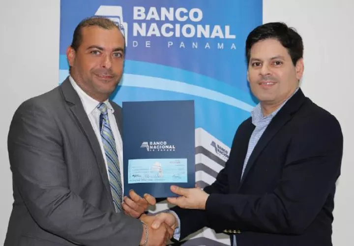 Banco Nacional de Panamá reafirma su compromiso con el Sporting San Miguelito FC, llevando a cabo la entrega de un patrocinio, cumpliendo así con su misión de ir más allá del negocio propio de la banca. Apoyar el deporte se ha convertido en una de las metas de la actual administración del Banco Nacional, con la finalidad de promover el desarrollo integral de quienes al practicarlo se dedican de manera profesional. AC302974