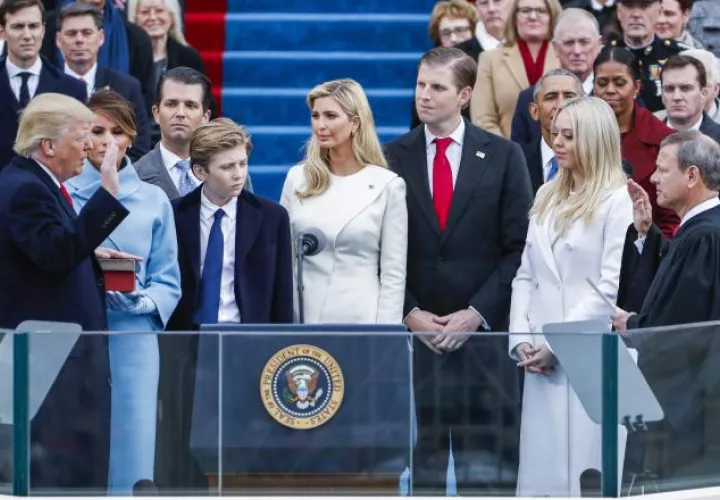 El presidente electo de EE.UU., Donald Trump (i), jura el cargo sobre dos Biblias, una de su propiedad y otra que usó Abraham Lincoln en su primera toma de posesión. EFE