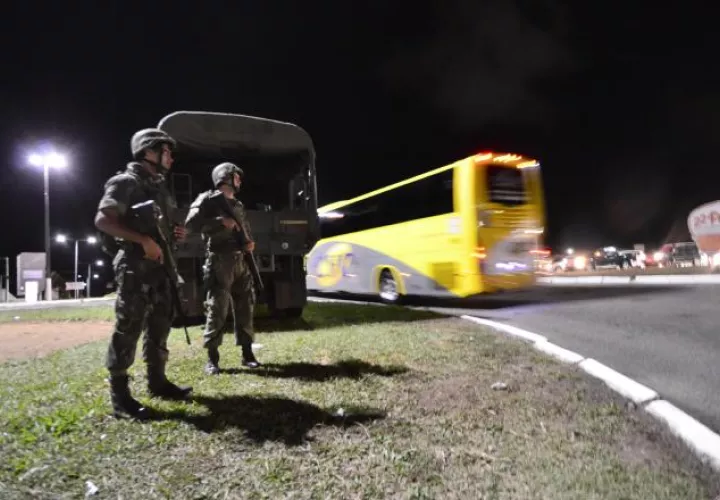 Los militares brasileños tratan de garantizar la seguridad.