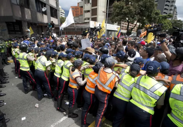 Enfrentamiento entre policías y manifestantes. AP