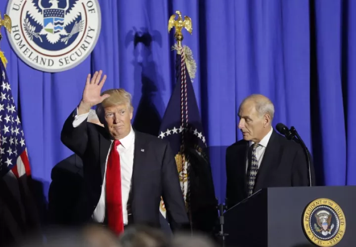 Trump contempla en el mismo documento la construcción de centros de detención para inmigrantes. AP