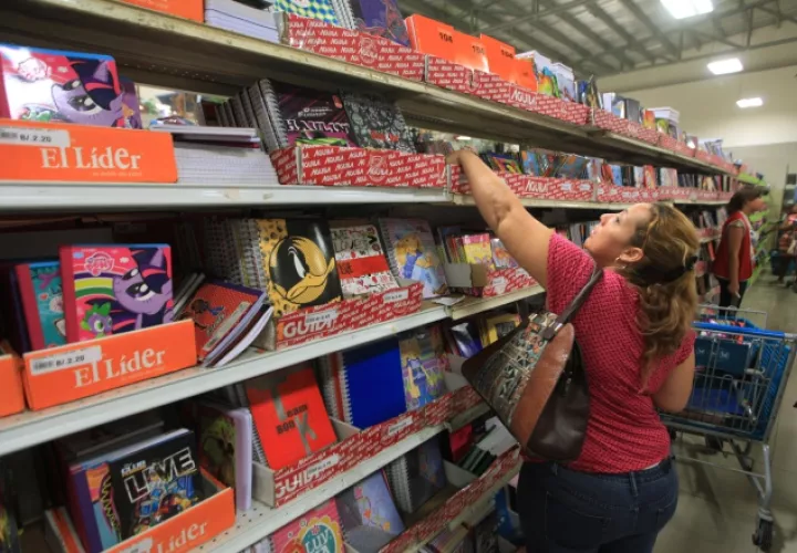 Cada año, los padres de familia se quejan por los altos precios de los artículos escolares. Archivo
