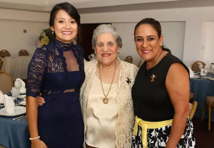 5. Michelle Wong, Rosario Moreno de Chalhoub y Eny de Wong.
