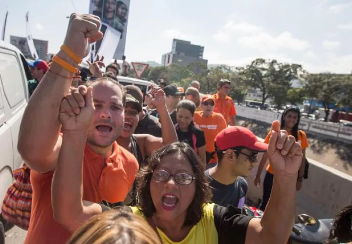 Oposición pide mantener las protestas. EFE