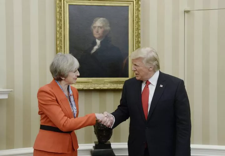 Trump recibe su primera visita de un líder extranjero y hablan sobre la OTAN. AP