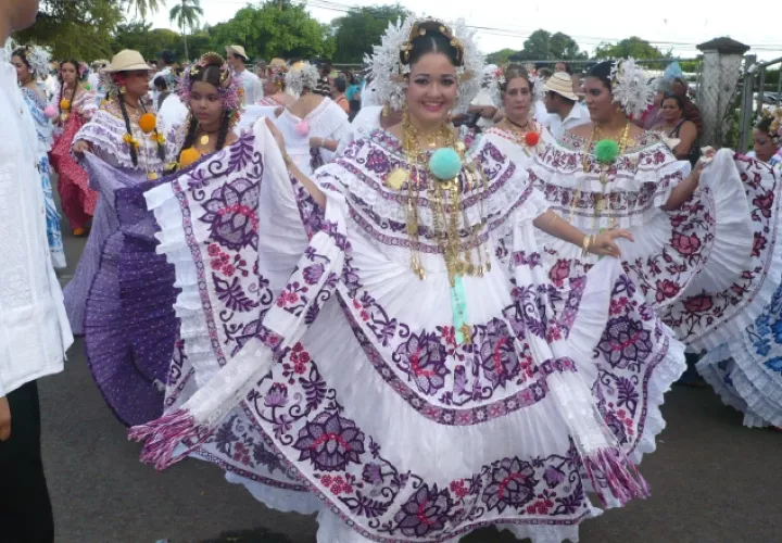 Panameños, en su mayoría, acuden a las ferias que se registran a lo largo del país, así como al Desfile de las Mil polleras. Archivo