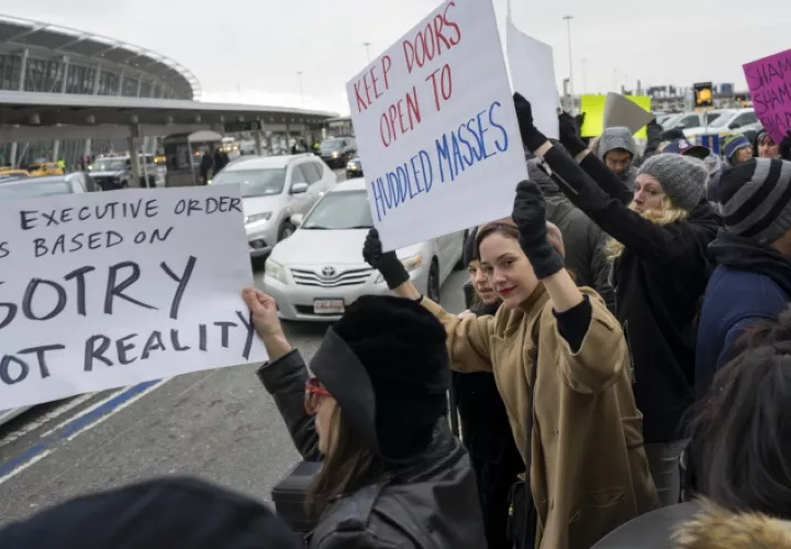 Protestas en el Aeropuerto de Internacional John F. Kennedy, en Nueva York, por el arrestos de dos iraquíes. AP