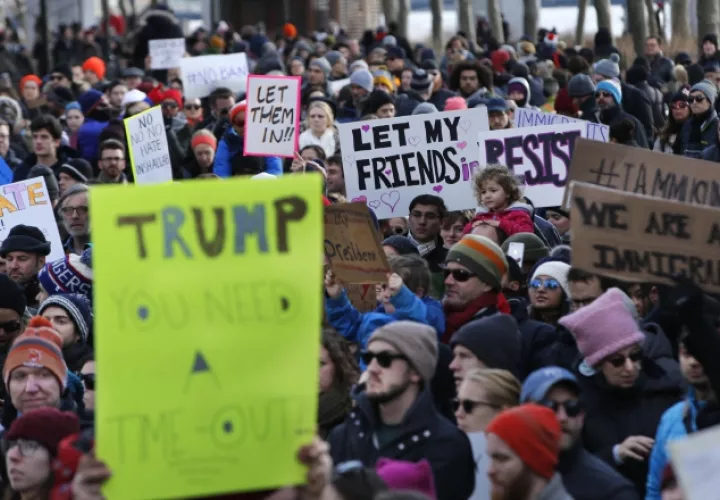 Defensores de los derechos de los inmigrantes protestan contra  la orden de inmigración de Trump. AP