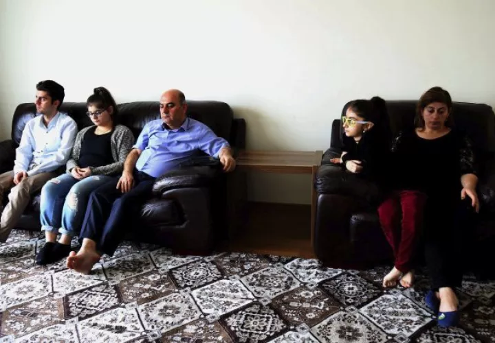 Miembros de la familia de Fraud Sharif, en una residencia en Erbil. EFE