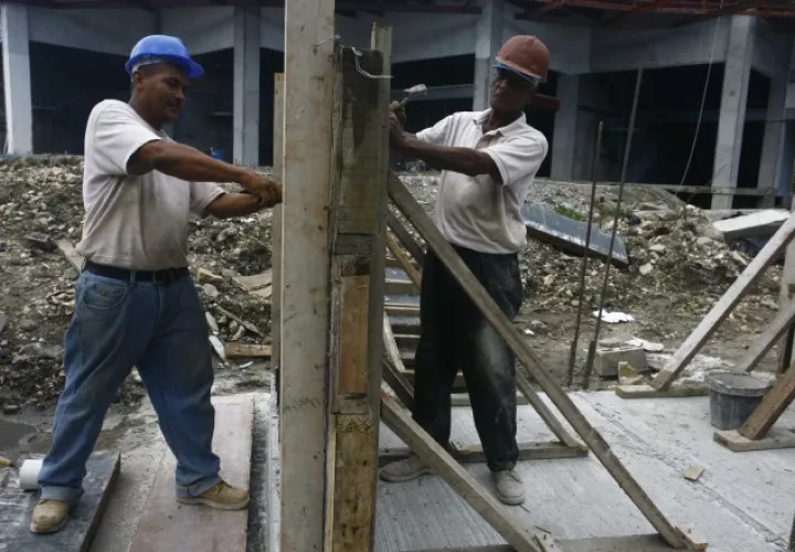 Las obras no residenciales el último año cayeron 8.6%,  con una inversión de  752 millones 300 mil dólares. Archivo