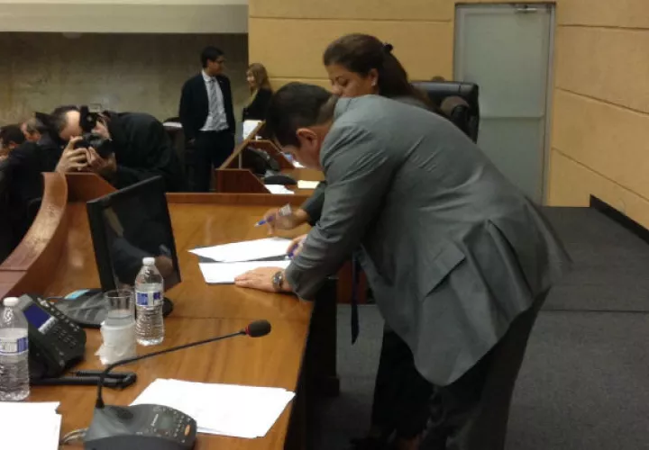 El presidente de la Asamblea Nacional, Rubén De León firma los acuerdos. Foto/Cortesía @asambleapa