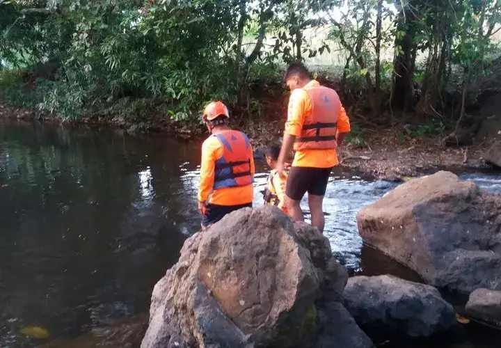 El cadáver fue encontrado a unos 10 pies de profundidad del río.  