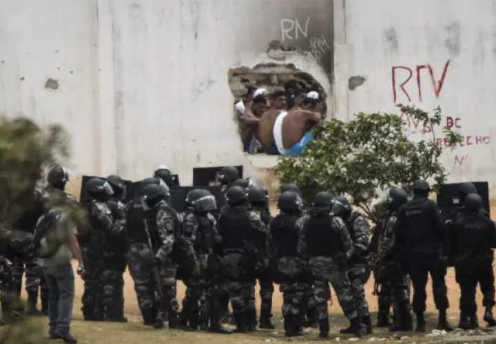 La policía trata de poner orden en los centros penitenciarios del país. FOTO/AP