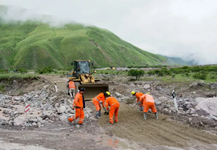 Funcionarios trabajan en el área de la tragedia. FOTO/EFE