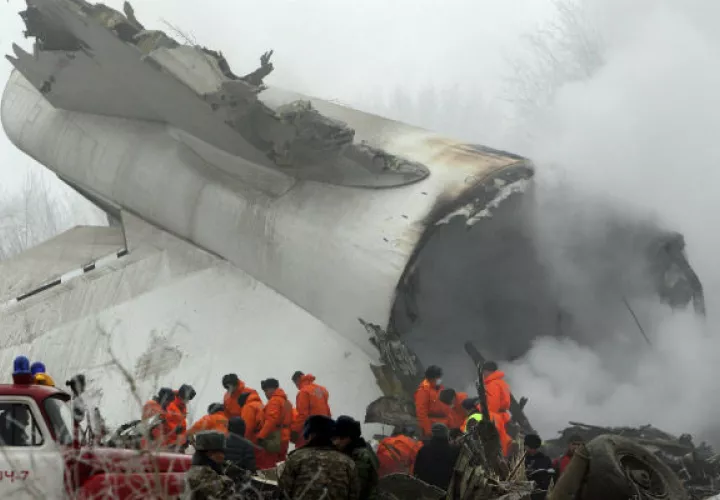 Miembros de los servicios de emergencia trabajan en el lugar del accidente. Foto/ EFE