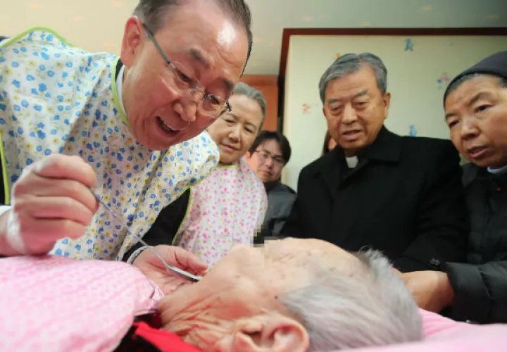 El ex secretario general de la ONU, Ban Ki-moon, le da de comer a un enfermo. FOTO/AP