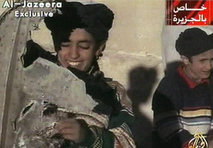 Hamza bin Laden cuando era niño (izq.). Foto AP
