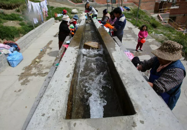 Vecinos lavan ropa en Cotahuma, mientras que en otras regiones no hay agua. FOTO/EFE