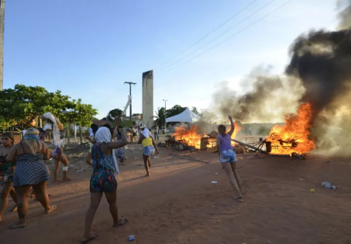 Un grupo de personas protesta por el traslado de reos. FOTO/EFE