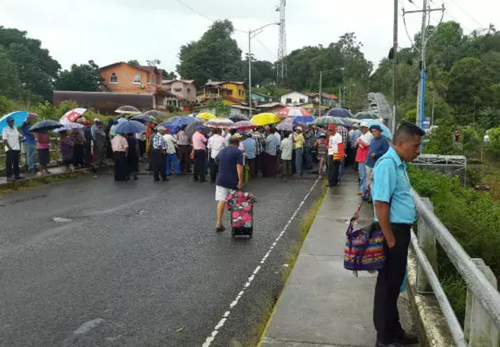 Muchos quedaron sin poder avanzar cerca al puente. Foto: Leonardo Machuca.