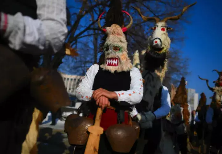 En la procesión participaron también monstruos de otros ocho países balcánicos. FOTO/AP