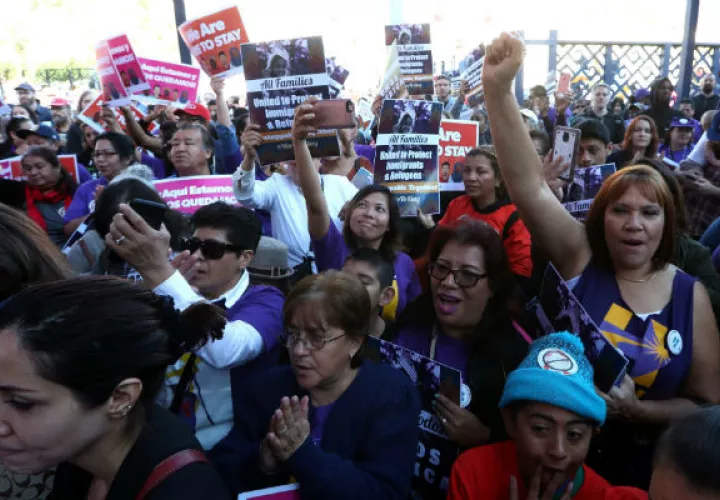 "No podemos tener miedo y salir huyendo, tenemos que ser más inteligentes, tenemos muchas herramientas para ganar y decirles: 'aquí nos quedaremos'", dijo el educador José Torres. FOTO/AP