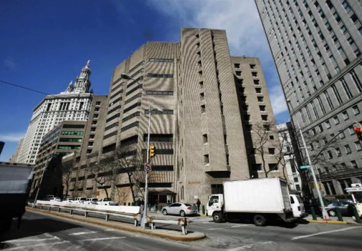 Los funcionarios pueden llevar a los reos a los tribunales a través de pasillos que conectan los edificios. FOTO/AP
