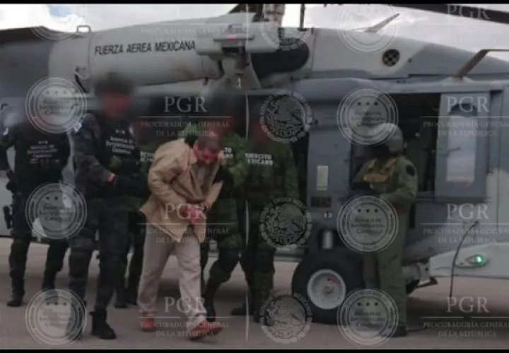 Policías federales conducen al narcotraficante Joaquín el "Chapo" Guzmán a un helicóptero en el aeropuerto de Ciudad Juárez FOTO/EFE