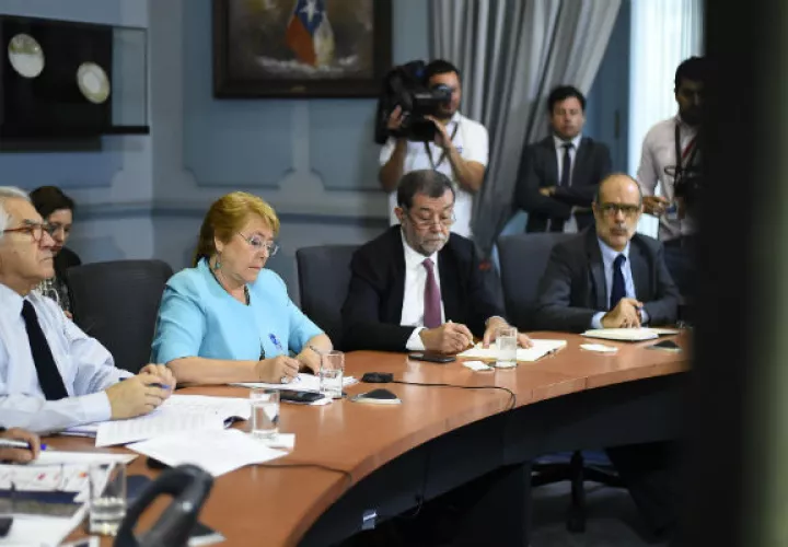 Michelle Bachelet (centro), presidenta de Chile. Foto/ EFE