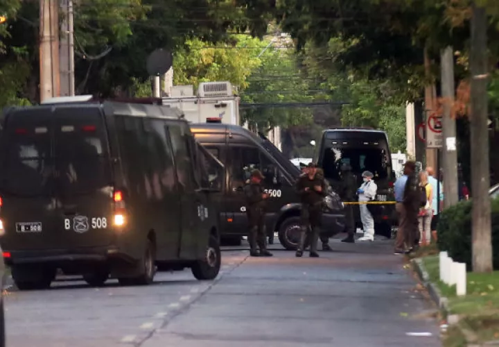 Miembros de la policía chile trabajan en labores de investigación, en las afueras de la casa del presidente del directorio de la chilena estatal Codelco. FOTO/EFE