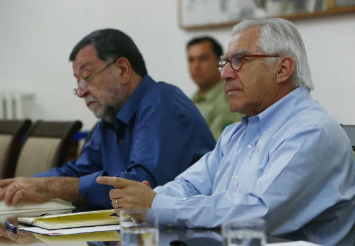 El ministro del Interior chileno, Mario Fernández (d), habla con altos mandos de la Policía chilena. FOTO/EFE