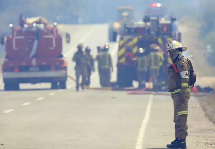 Los bomberos chilenos tienen fuertes limitantes. FOTO/EFE
