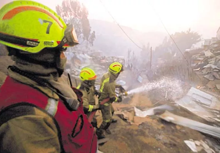 Bombero chileno sigue trabajando mientras arde su casa