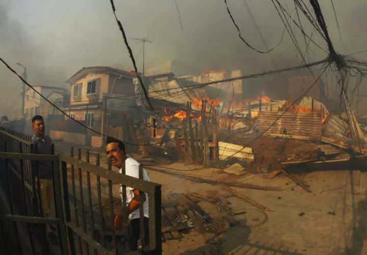 Los vecinos del lugar tratan de apagar el incendio. FOTO/EFE