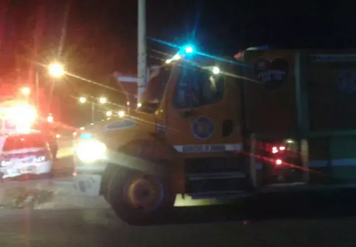 Los bomberos en las atenciones: Fotos: Cortesía. 