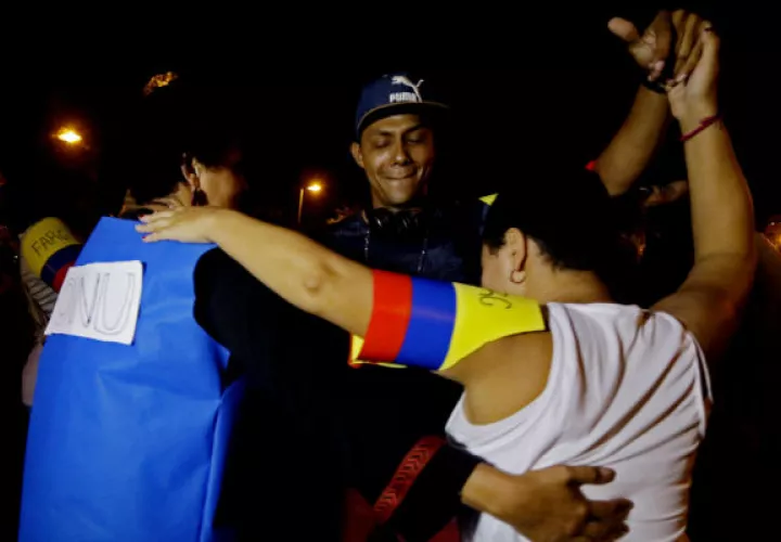 Cientos de personas, disfrazadas como miembros de las FARC, miembros del Gobierno y observadores de la ONU, participan en una "bailatón"  en Cartagena. FOTO/EFE