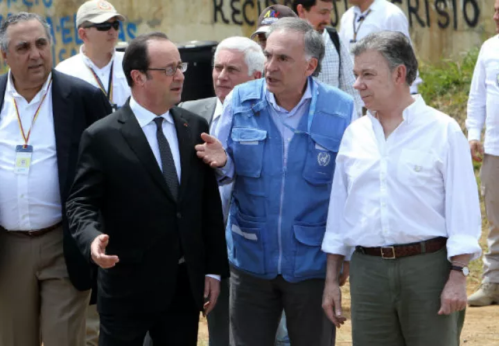 El mandatario de Francia, François Hollande (d), y su homólogo de Colombia, Juan Manuel Santos, hacen un recorrido. FOTO/EFE