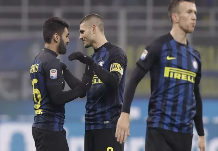 Icardi (centro) junto a sus compañeros. Foto/AP