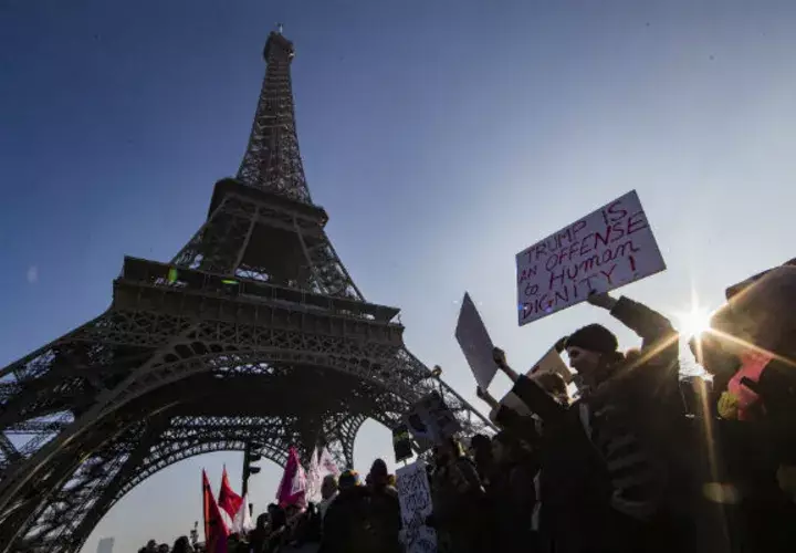  La Torre Eiffel en París fue el punto de una marcha contra Donald Trump recientemente.